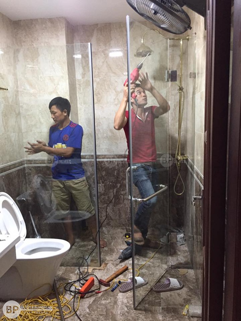 Thi công cầu thang kính bắt tay vịn inox tại 35 Trung Kính